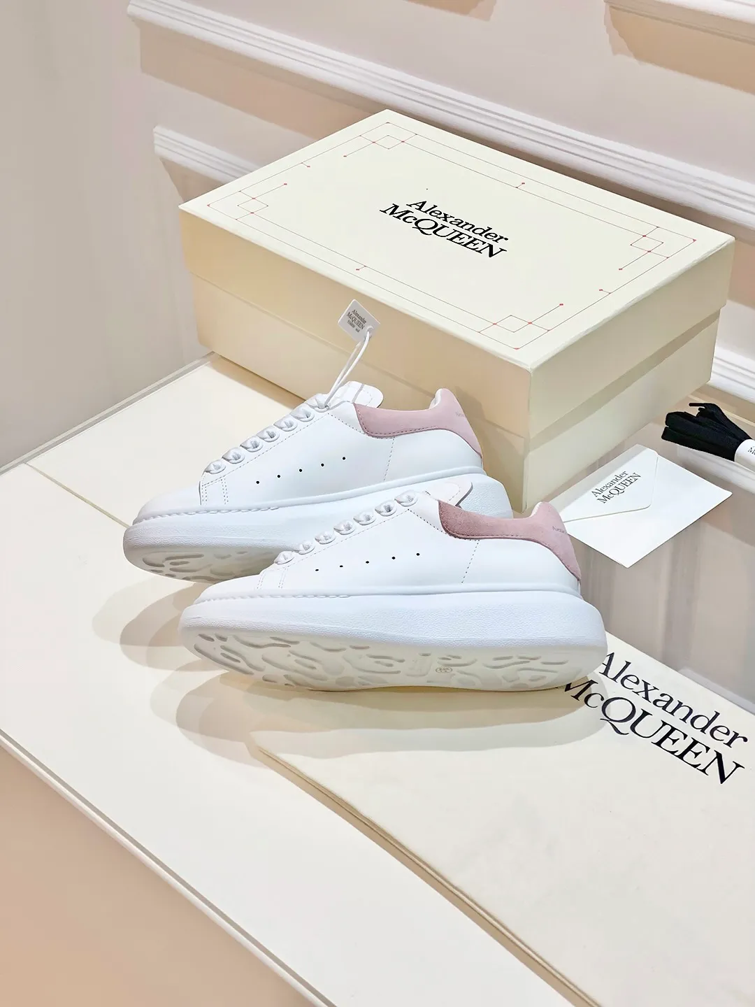 👟👟Ex-factory price 560👟👟 𝐀𝐥𝐞𝐱𝐚𝐧𝐝𝐞𝐫 𝐌𝐜𝐐𝐮𝐞𝐞𝐧A must-have for going out ~ full of confidence. McQueen white shoes are versatile and can instantly elongate your proportions. The long legs that fill the screen make you confident, sweet and cool, and can be controlled by both male and female gods, making you look better as you wear them. ⭐Shoe upper material: first-layer cowhide ⭐Shoe lining material: sheepskin ⭐Available sizes: 35-40, male 39-45 (female 40, male 45 customized)